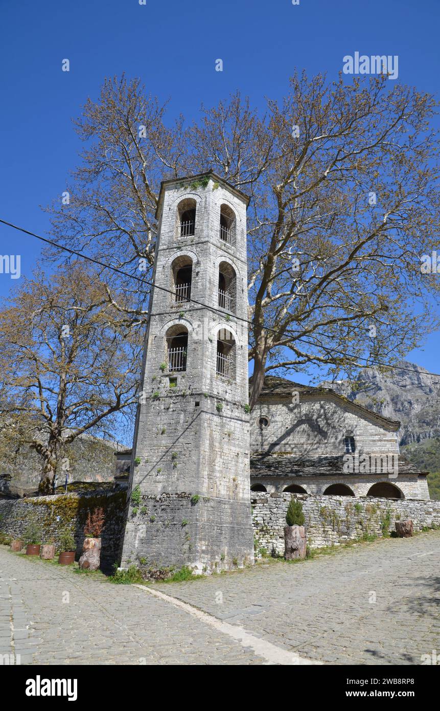Grecia, nord-occidentale, regione dell'Epiro, monumento Ioannina Kalpaki, villaggio Zagoria Papigko e ponte ad arco di pietra Konitsa Foto Stock