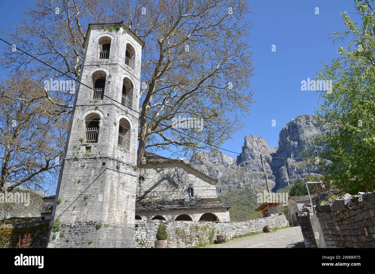 Grecia, nord-occidentale, regione dell'Epiro, monumento Ioannina Kalpaki, villaggio Zagoria Papigko e ponte ad arco di pietra Konitsa Foto Stock