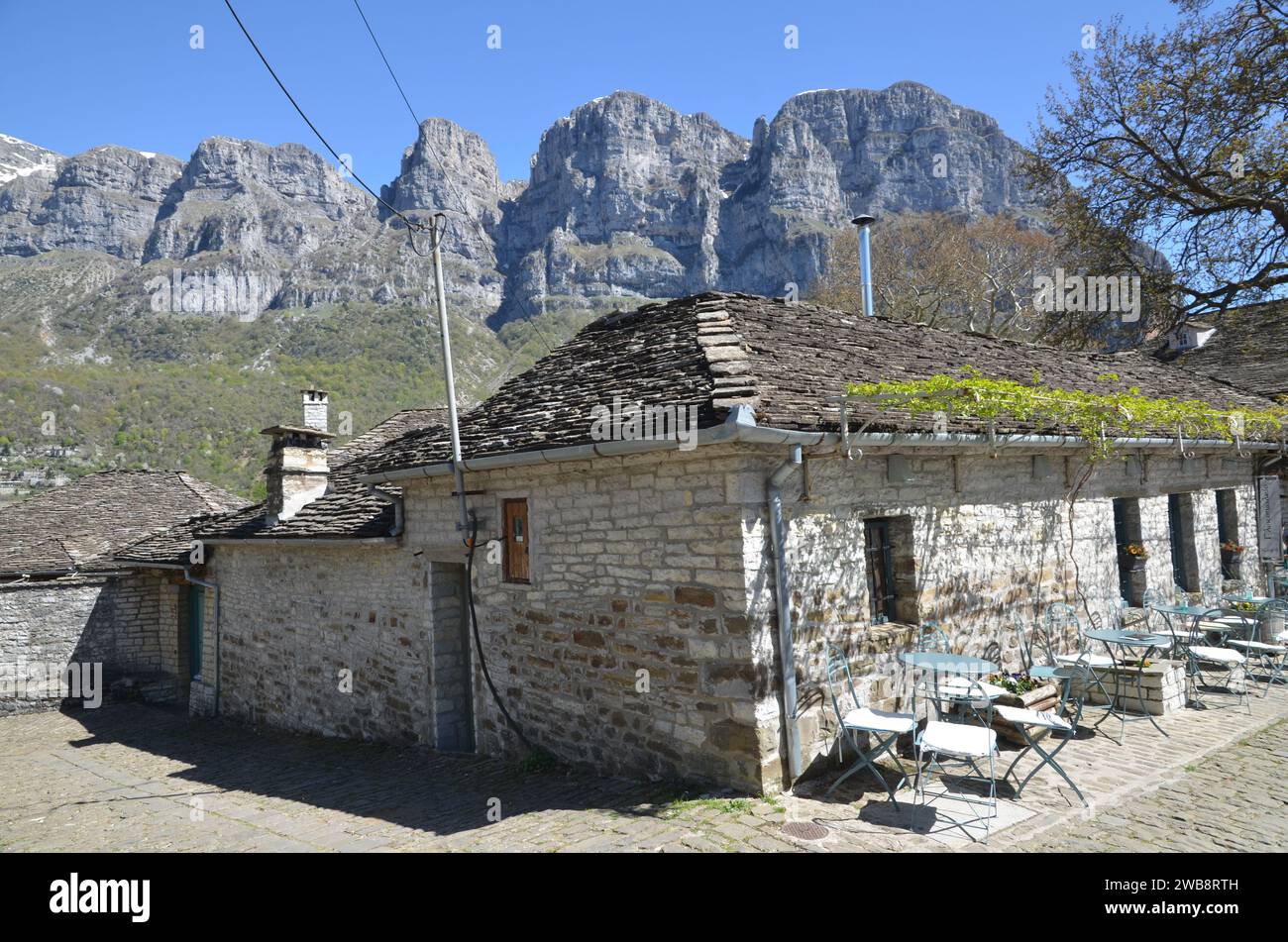 Grecia, nord-occidentale, regione dell'Epiro, monumento Ioannina Kalpaki, villaggio Zagoria Papigko e ponte ad arco di pietra Konitsa Foto Stock