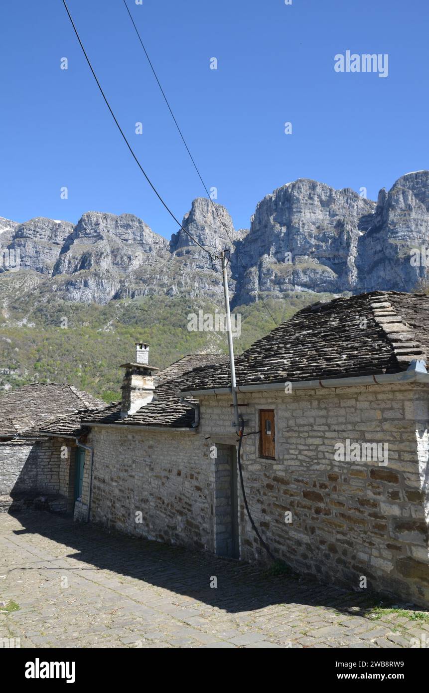 Grecia, nord-occidentale, regione dell'Epiro, monumento Ioannina Kalpaki, villaggio Zagoria Papigko e ponte ad arco di pietra Konitsa Foto Stock