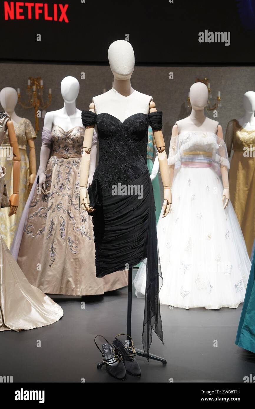 Una riproduzione dell'abito di vendetta della principessa Diana, che fa parte della collezione di oltre 450 costumi, set e oggetti di scena della serie Netflix The Crown, in mostra a Bonhams nel centro di Londra, prima di essere messo all'asta il mese prossimo. Data immagine: Martedì 9 gennaio 2024. Foto Stock