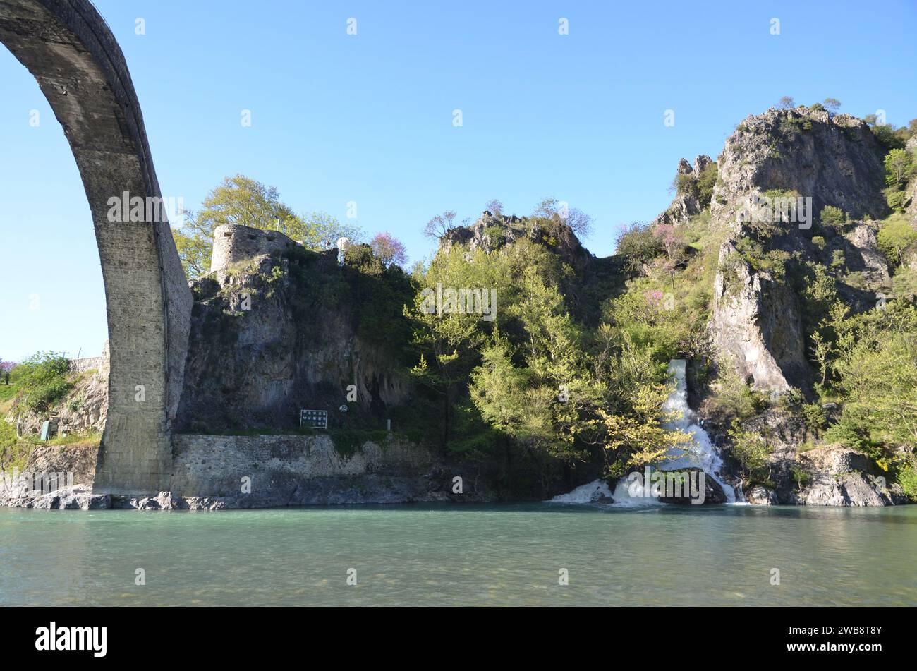 Grecia, nord-occidentale, regione dell'Epiro, monumento Ioannina Kalpaki, villaggio Zagoria Papigko e ponte ad arco di pietra Konitsa Foto Stock
