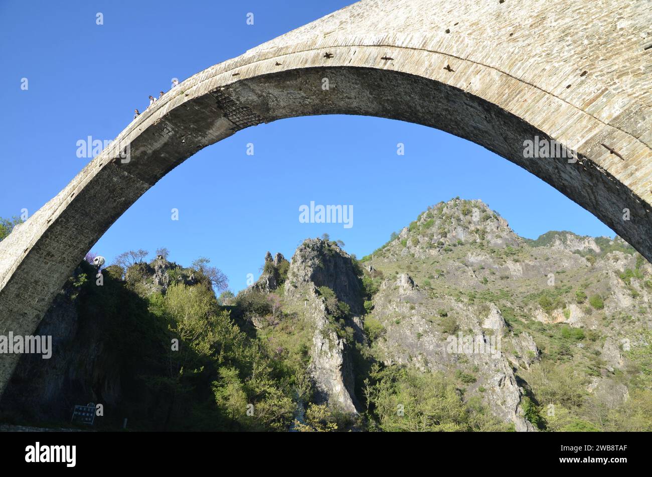 Grecia, nord-occidentale, regione dell'Epiro, monumento Ioannina Kalpaki, villaggio Zagoria Papigko e ponte ad arco di pietra Konitsa Foto Stock