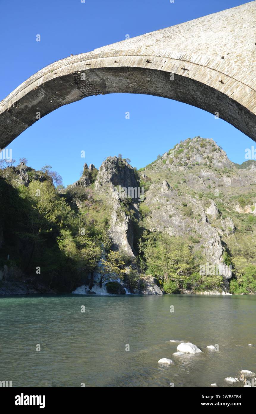 Grecia, nord-occidentale, regione dell'Epiro, monumento Ioannina Kalpaki, villaggio Zagoria Papigko e ponte ad arco di pietra Konitsa Foto Stock