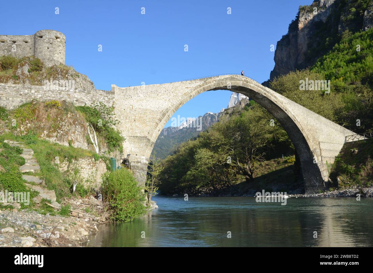 Grecia, nord-occidentale, regione dell'Epiro, monumento Ioannina Kalpaki, villaggio Zagoria Papigko e ponte ad arco di pietra Konitsa Foto Stock