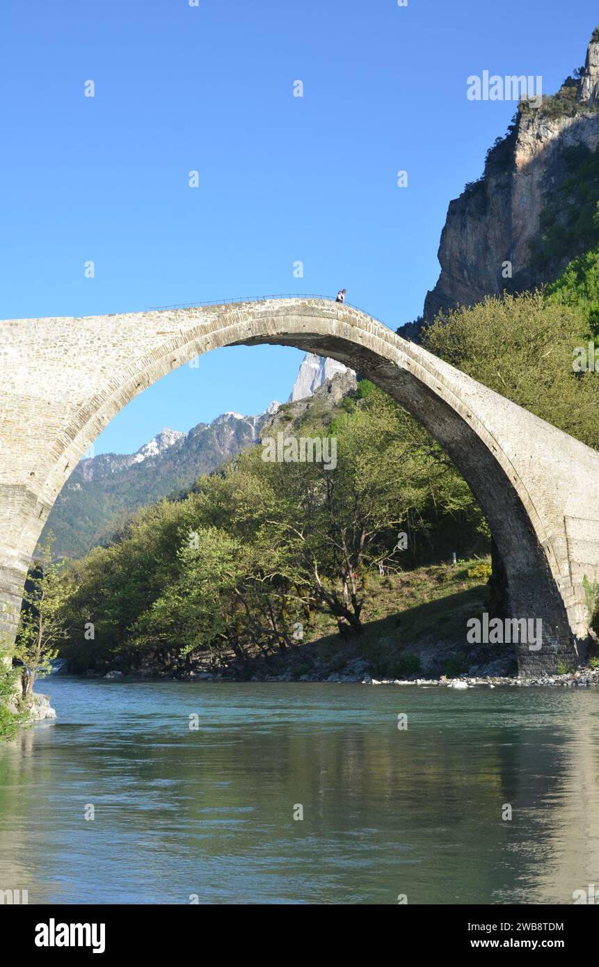 Grecia, nord-occidentale, regione dell'Epiro, monumento Ioannina Kalpaki, villaggio Zagoria Papigko e ponte ad arco di pietra Konitsa Foto Stock