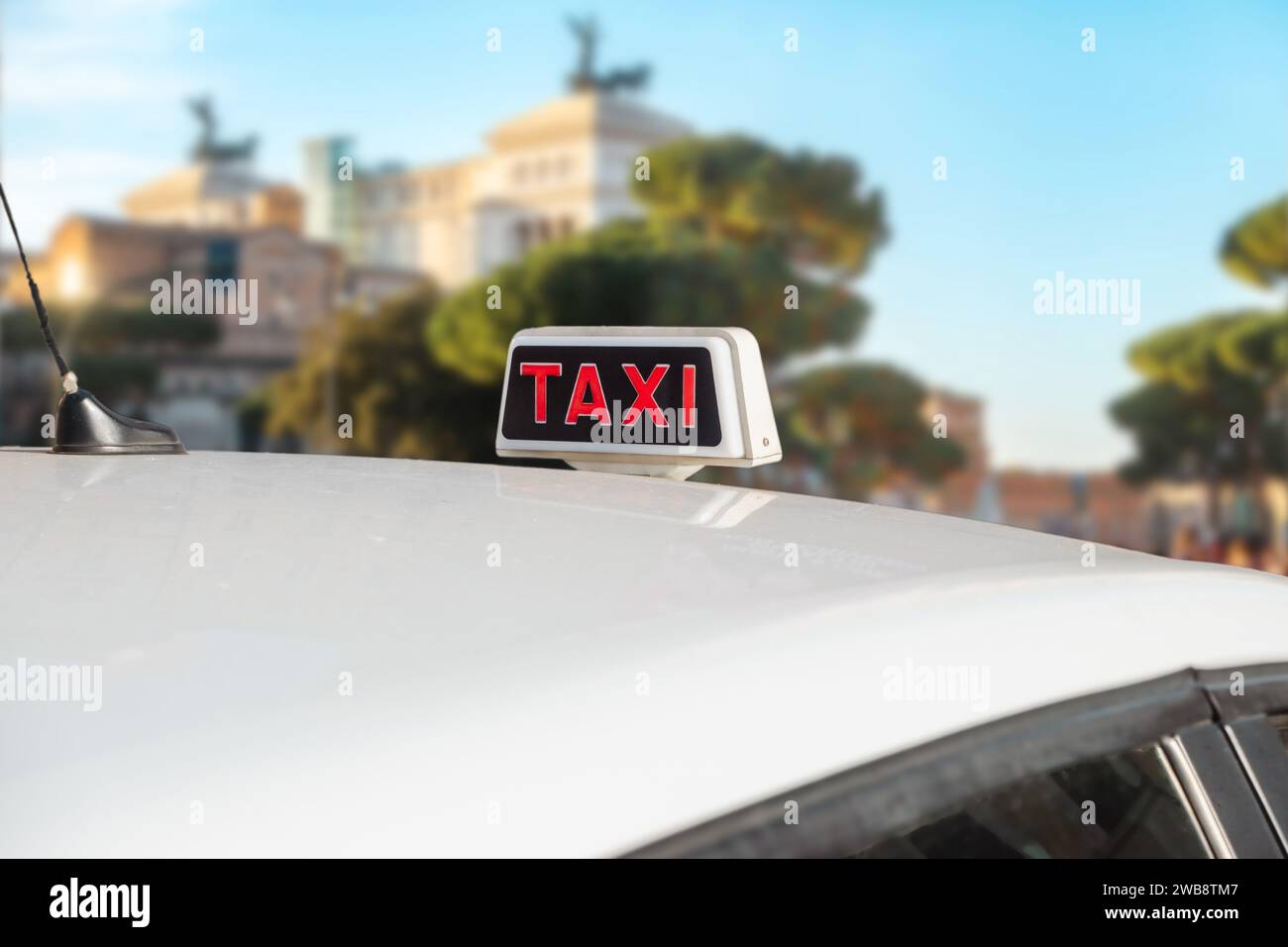 Taxi bianco a Roma. Taxi italiano. Foto Stock