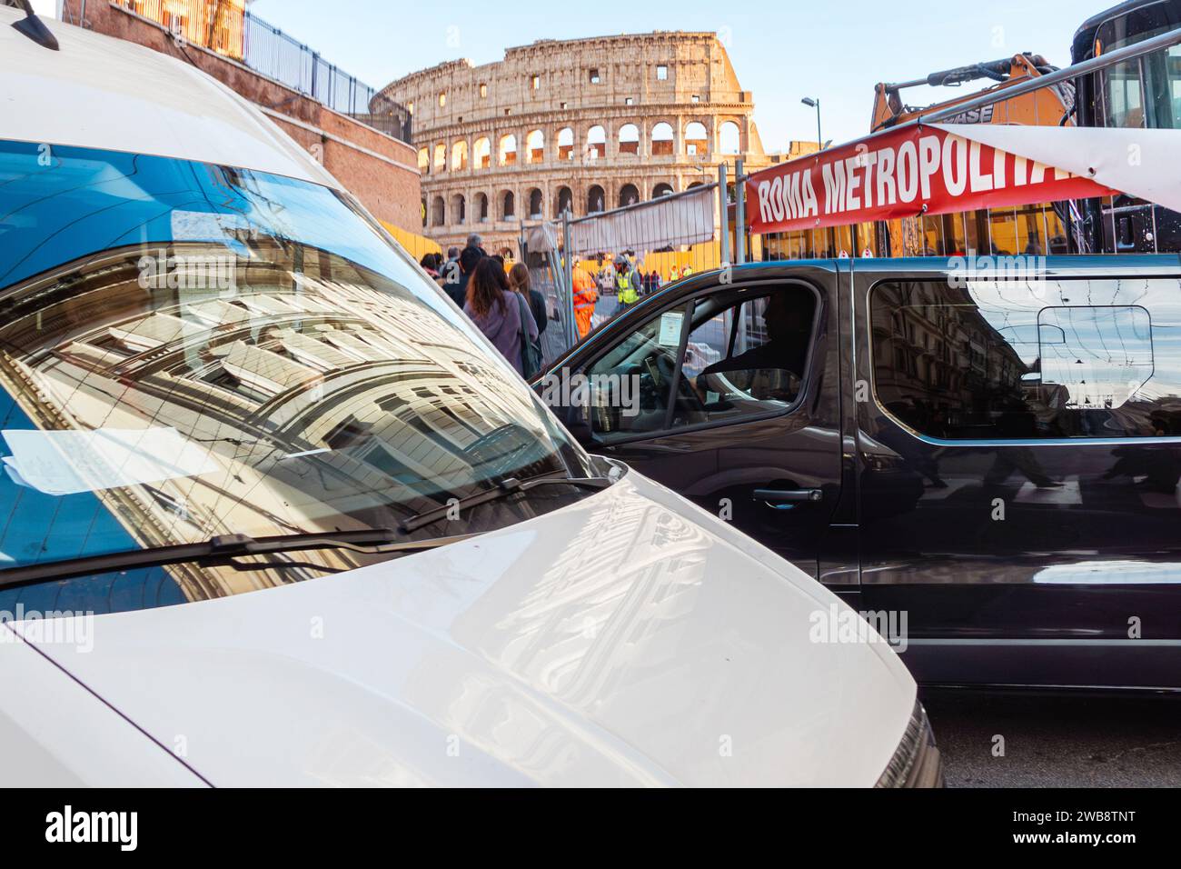 Strada trafficata di Roma, traffico con auto, veicoli e gente. Foto Stock