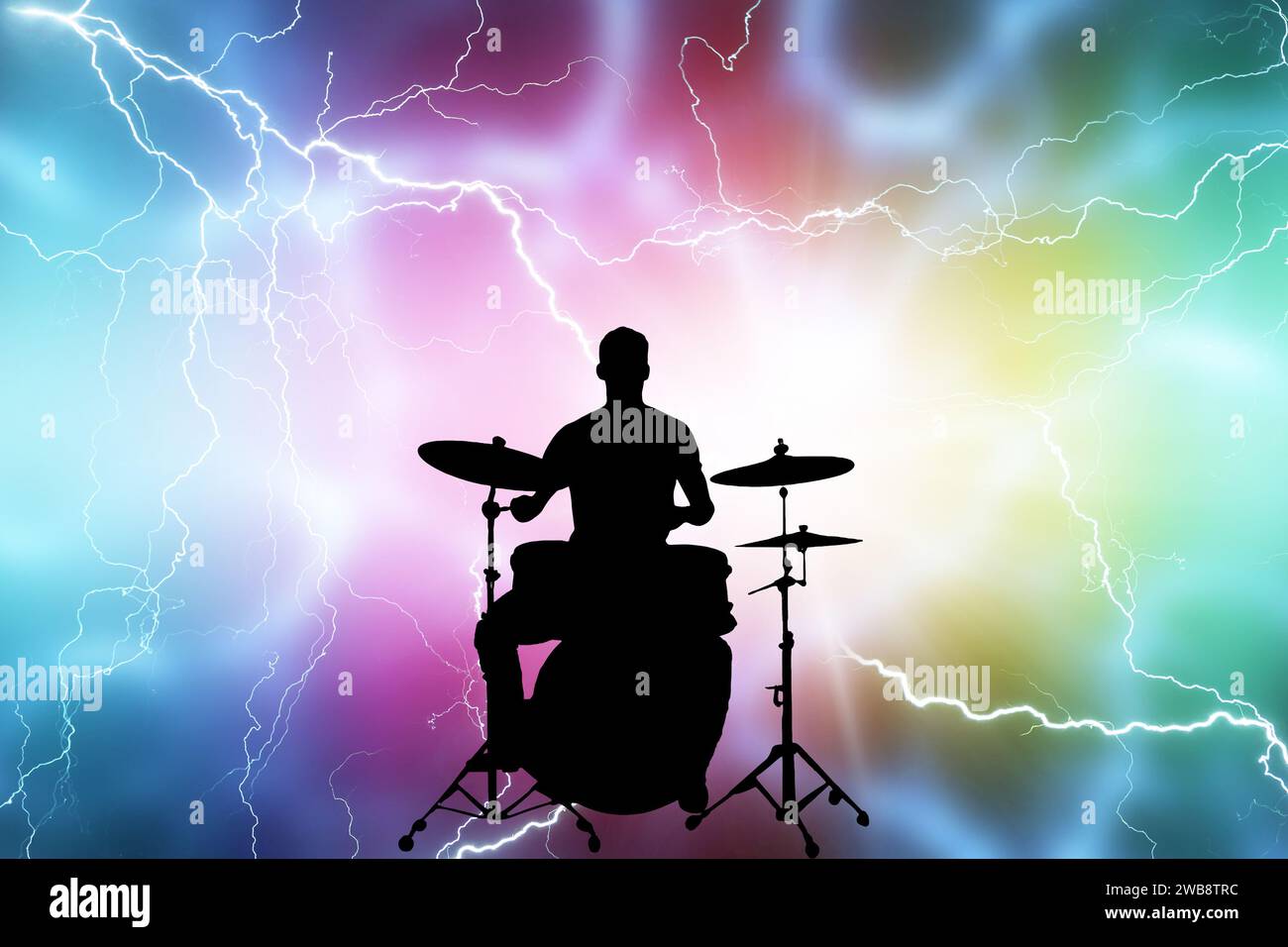 musicista maschile che suona la batteria su uno sfondo dinamico e colorato Foto Stock