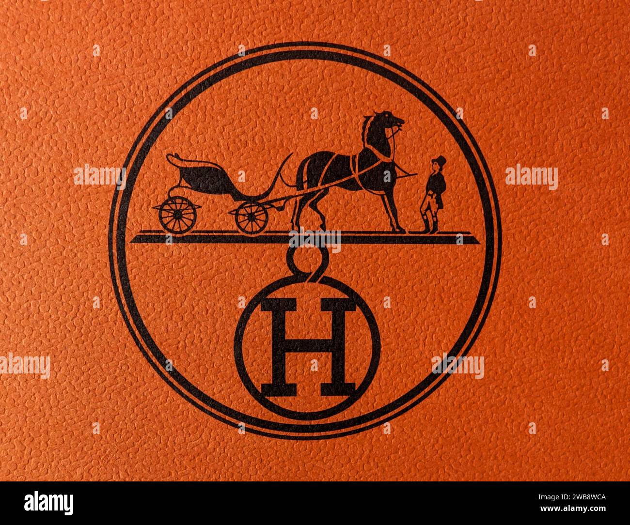 Uno sfondo elegante in pelle arancione con il logo Hermes Foto Stock