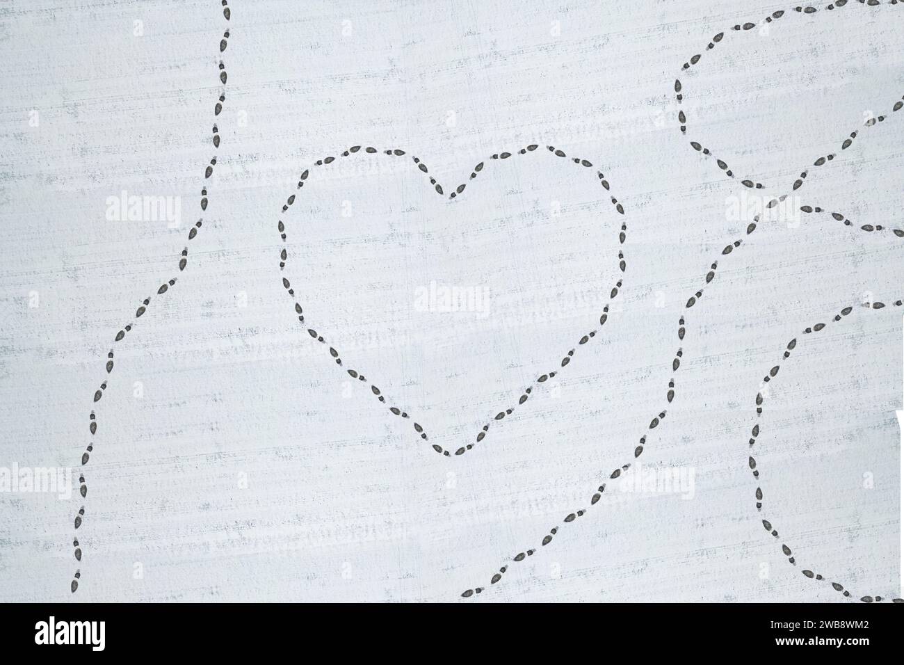 Foto aerea di piste innevate che formano un cuore per San Valentino. Foto Stock