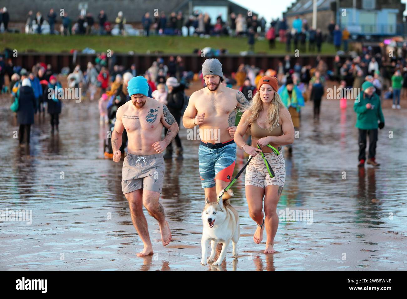Giorno di Capodanno Dook, lunedì 1 gennaio 2024, temperature fredde a St Andrews, Fife, Scozia, Regno Unito, East Sands, Gladiators Sheli McCoy Goes fo Foto Stock