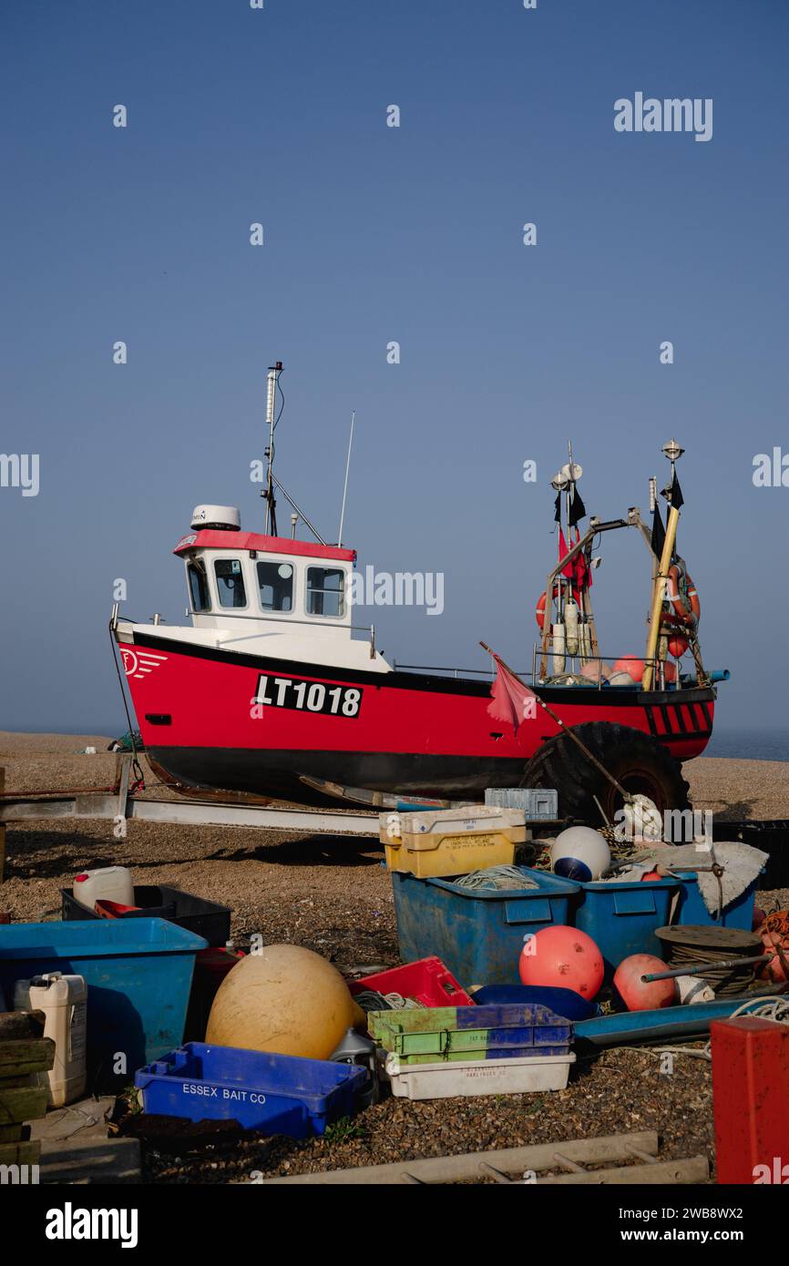 Barca da pesca rossa sulla spiaggia di Aldeburgh, costa orientale dell'Inghilterra Foto Stock