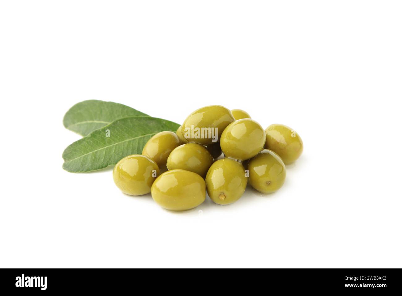 Olive verdi isolate su sfondo bianco. Vista dall'alto Foto Stock