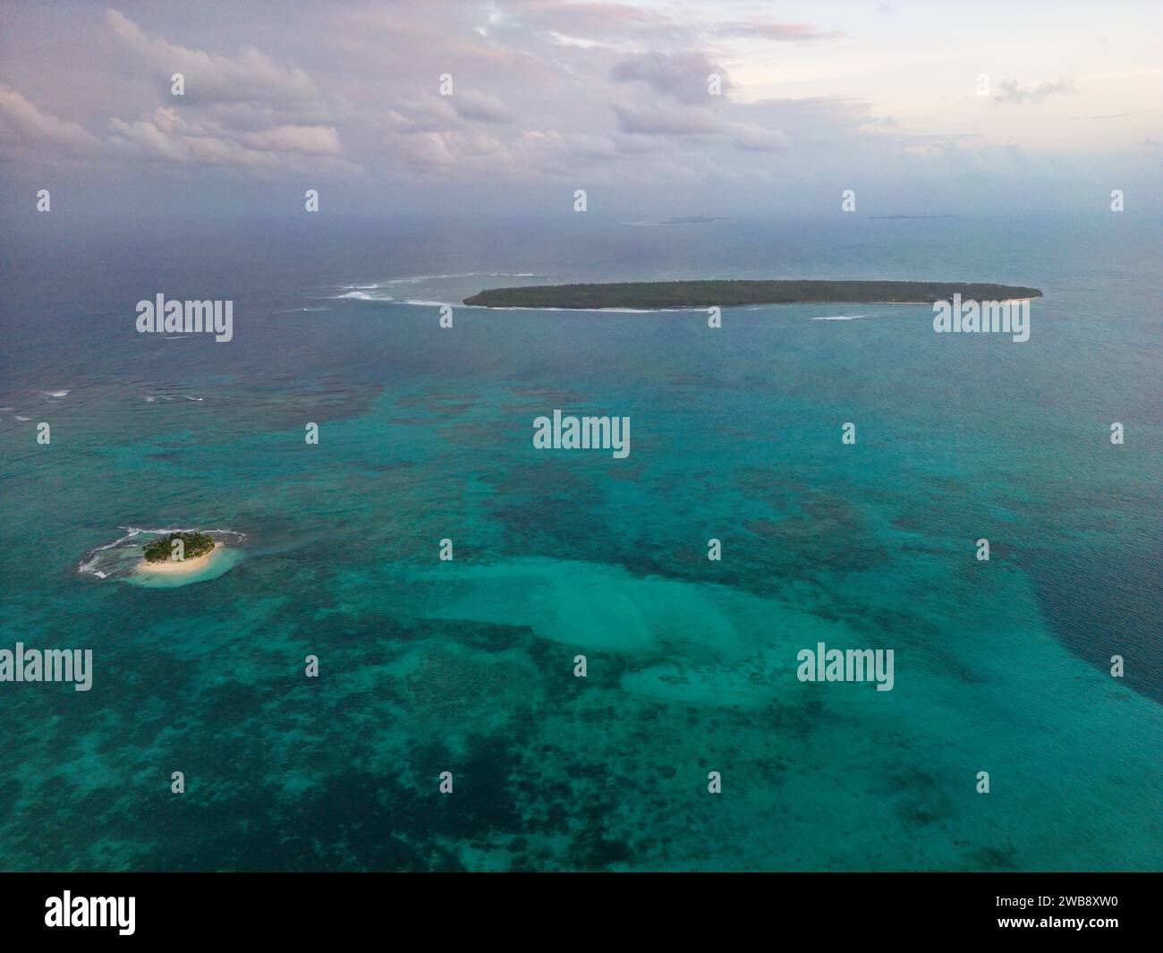 Vista aerea dell'isola di Daku e dell'isola di Guyam, Siargao, Filippine Foto Stock