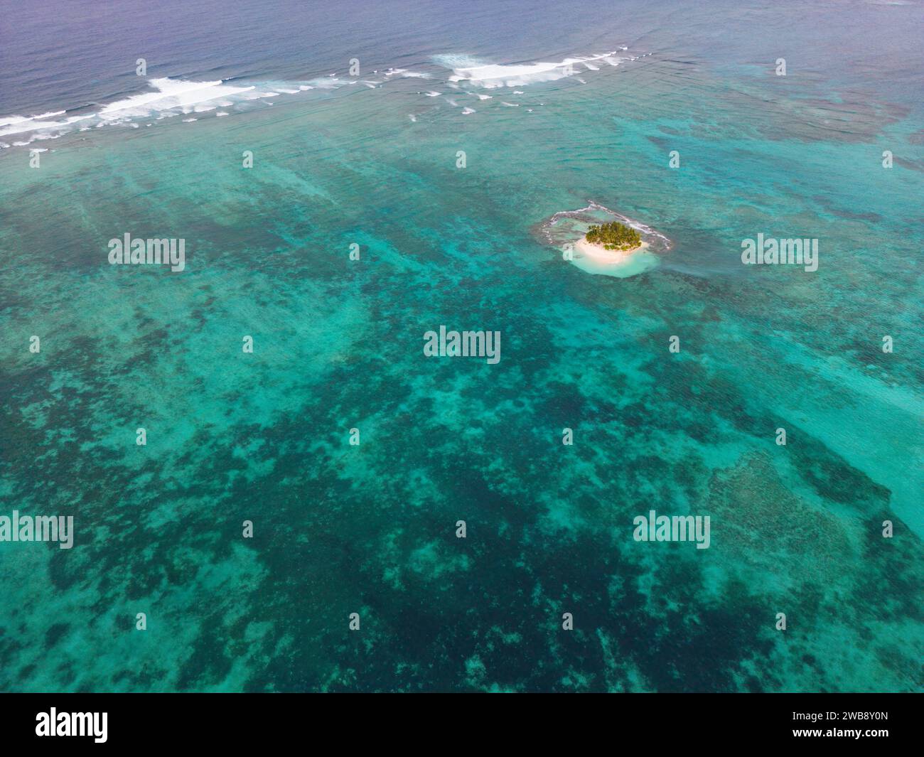 Vista aerea dell'isola di Guyam, Siargao, Filippine Foto Stock