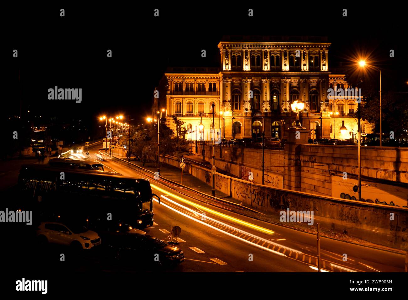 Una vista panoramica delle attrazioni turistiche di Budapest di notte Foto Stock