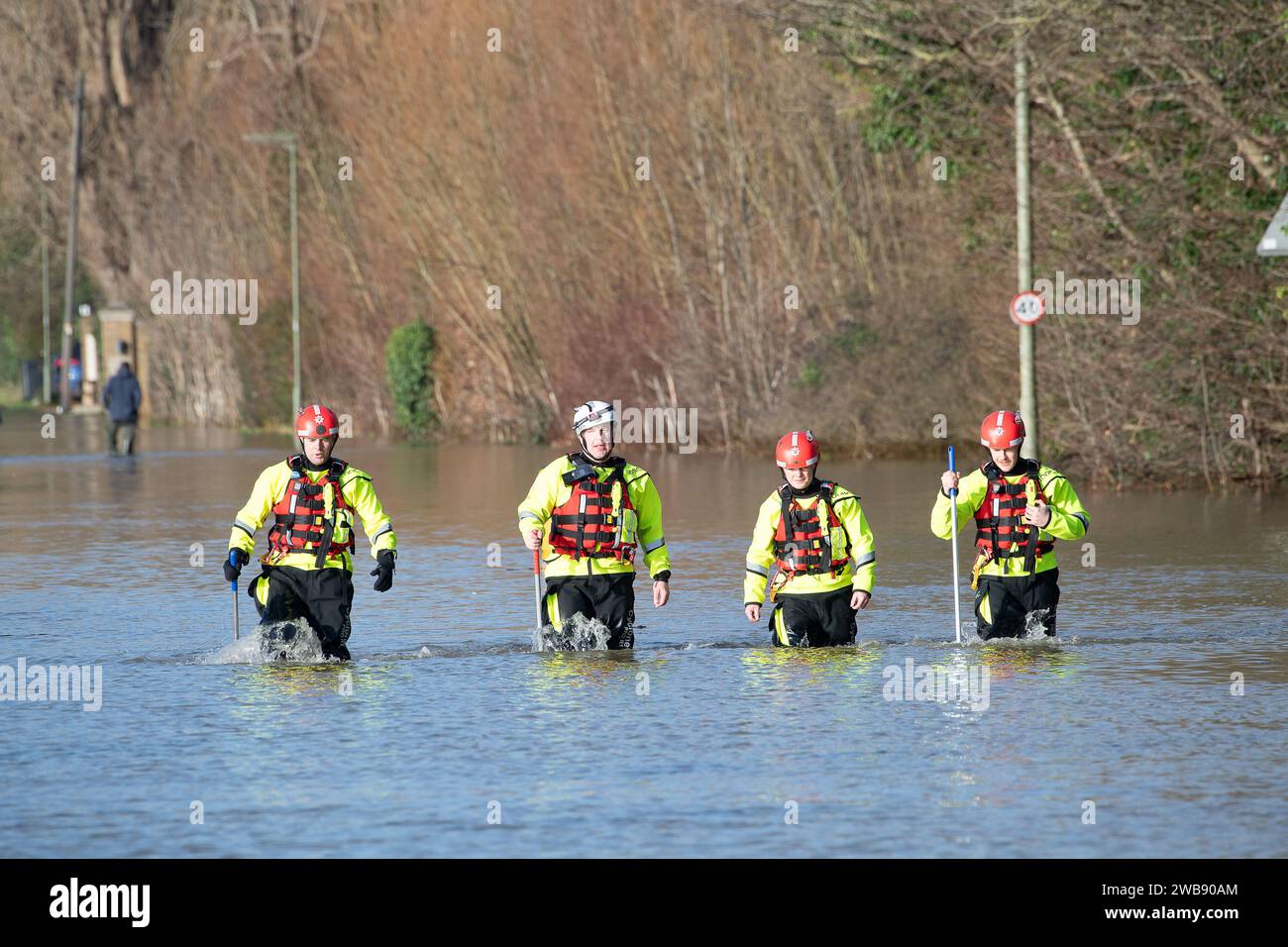 Egham, Surrey, Regno Unito. 9 gennaio 2024. Era una mattinata intensa per Red Watch dal Surrey Fire and Rescue. I vigili del fuoco stavano attraversando le acque alluvionali sulla A308 a Egham nel Surrey dopo aver precedentemente salvato un uomo e il suo gatto dalla sua casa galleggiante sul Tamigi. La A308 tra Old Windsor, Runnymede ed Egham rimane chiusa a causa delle inondazioni del Tamigi. Credito: Maureen McLean/Alamy Live News Foto Stock