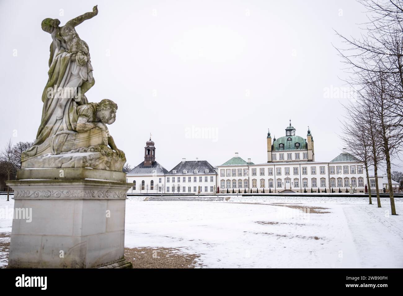 Fredensborg, Danimarca. 9 gennaio 2024. Castello di Fredensborg a Fredensborg, vicino Hilleroed, in Nord Zelanda, Danimarca, martedì 9 gennaio 2024. Il castello di Fredensborg fu costruito per Federico IV e ospita spesso eventi importanti nella Casa reale danese. La regina risiede di solito nel castello in primavera e autunno. La famiglia del principe ereditario vive nella Cancelleria accanto all'edificio principale quando soggiornano al Castello di Fredensborg. Crediti: Ritzau/Alamy Live News Foto Stock