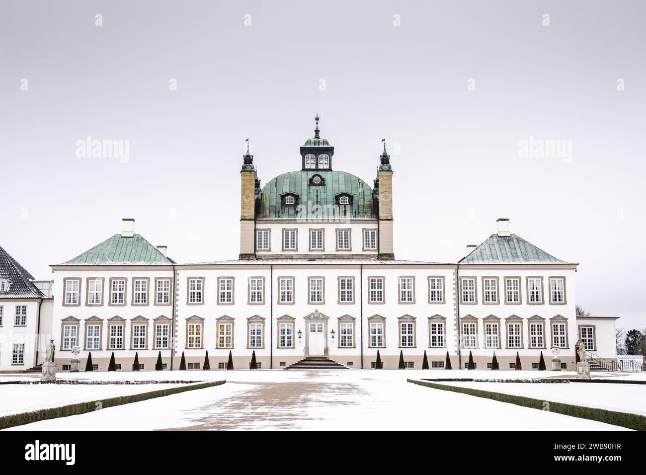 Fredensborg, Danimarca. 9 gennaio 2024. Castello di Fredensborg a Fredensborg, vicino Hilleroed, in Nord Zelanda, Danimarca, martedì 9 gennaio 2024. Il castello di Fredensborg fu costruito per Federico IV e ospita spesso eventi importanti nella Casa reale danese. La regina risiede di solito nel castello in primavera e autunno. La famiglia del principe ereditario vive nella Cancelleria accanto all'edificio principale quando soggiornano al Castello di Fredensborg. Crediti: Ritzau/Alamy Live News Foto Stock