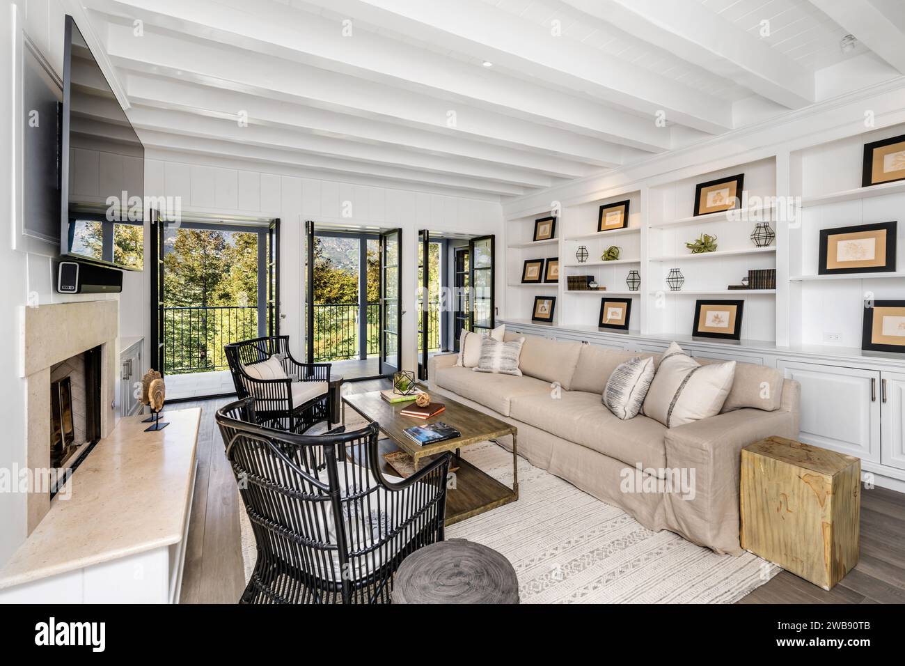 Soggiorno contemporaneo con pareti bianche e pavimenti in legno Foto Stock