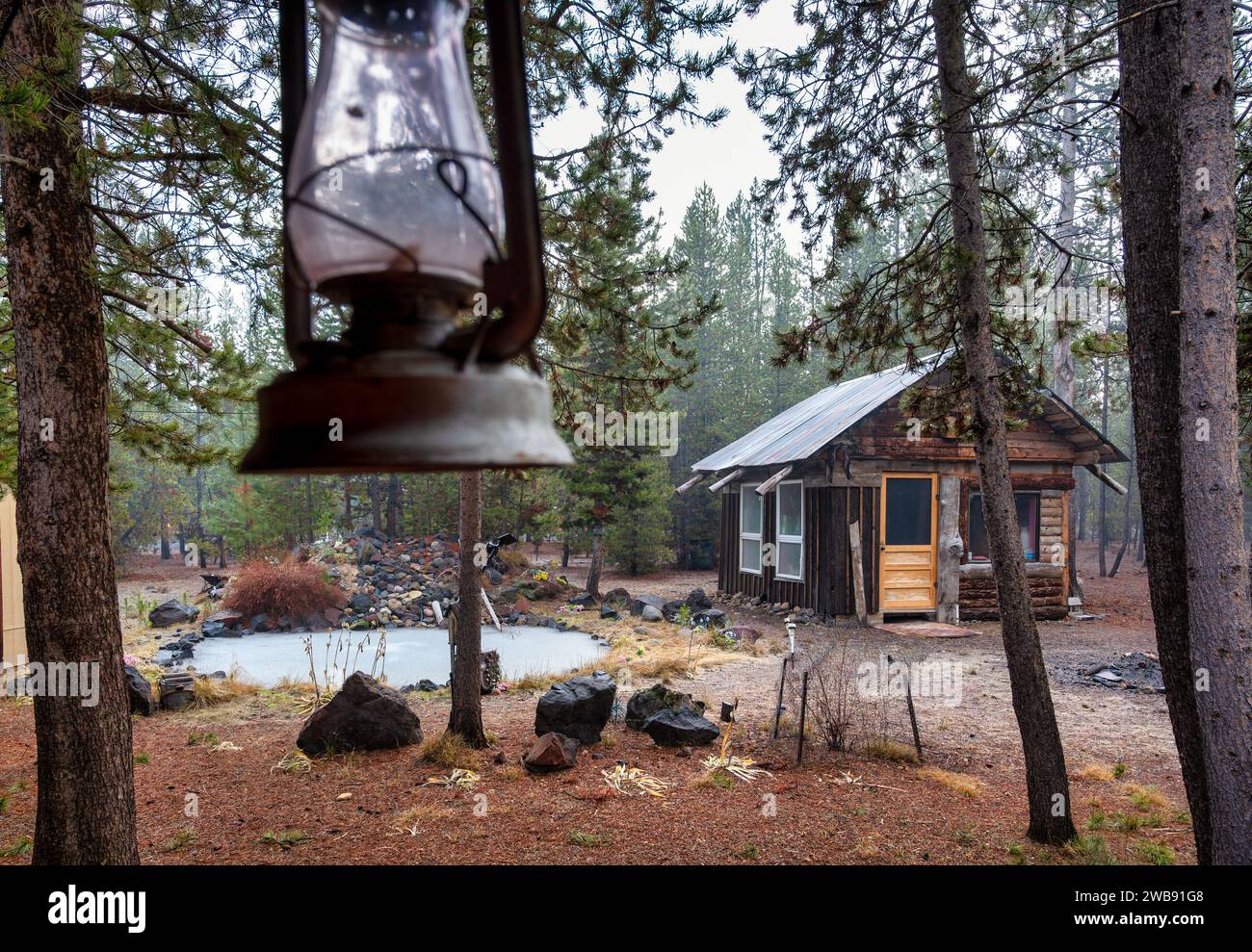 Una rustica capanna di legno nel bosco. High Desert, Oregon, Stati Uniti Foto Stock