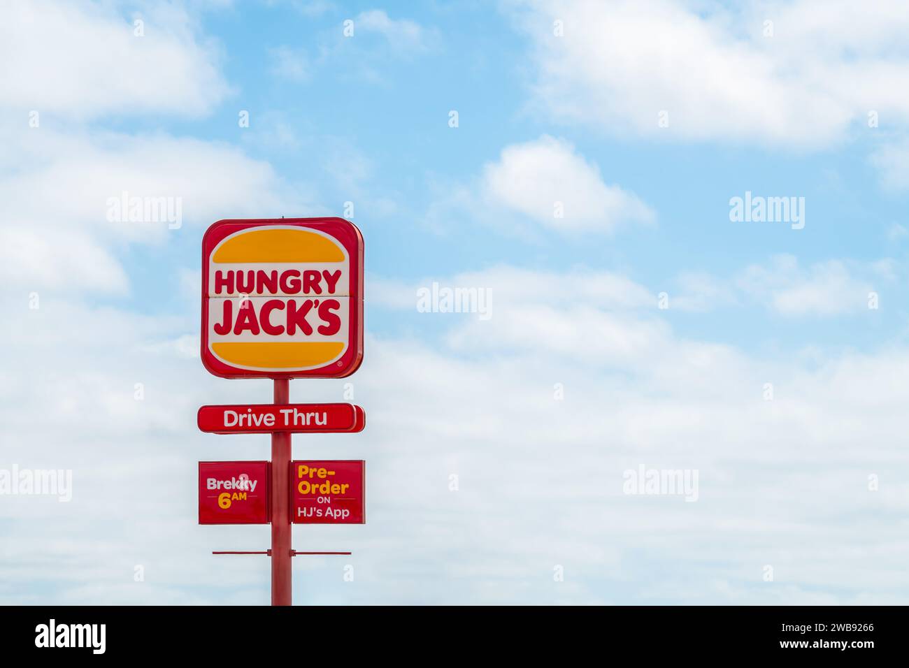 Tailem Bend, Australia meridionale - 13 ottobre 2023: Hungry Jack's con il logo del cartello stradale "drive through" visto dall'autostrada in un giorno Foto Stock