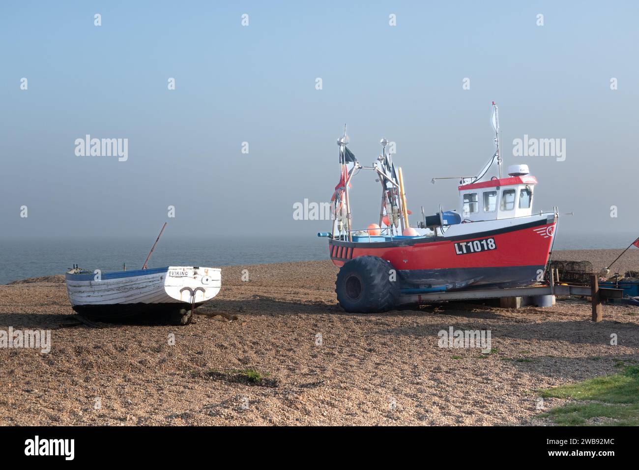 Barca da pesca rossa sulla spiaggia di Aldeburgh, costa orientale dell'Inghilterra Foto Stock