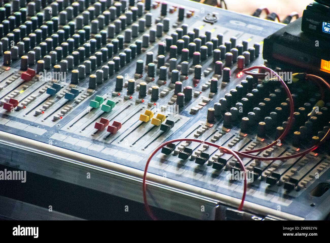Tecnico del suono che utilizza la console di missaggio per produrre una traccia sonora. Foto Stock