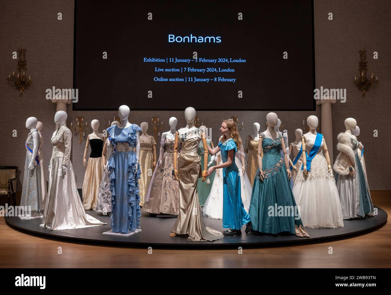 Bonhams, Londra, Regno Unito. 9 gennaio 2024. Scopri l'eccezionale artigianato e la creatività dietro la Corona con una mostra speciale di set, costumi e oggetti di scena della serie 1-6, in tour a New York, Los Angeles, Parigi e Londra in vista di due aste a Bonhams London nel febbraio 2024. La mostra si svolge dall'11 gennaio al 5 febbraio 2024 a Londra. Immagine (al centro): Abito da ballo a tutta lunghezza, indossato da Lia Williams nei panni di Wallis Simpson, stagione 1 episodio 5. Stima 1500-2000 sterline. Crediti: Malcolm Park/Alamy Live News Foto Stock