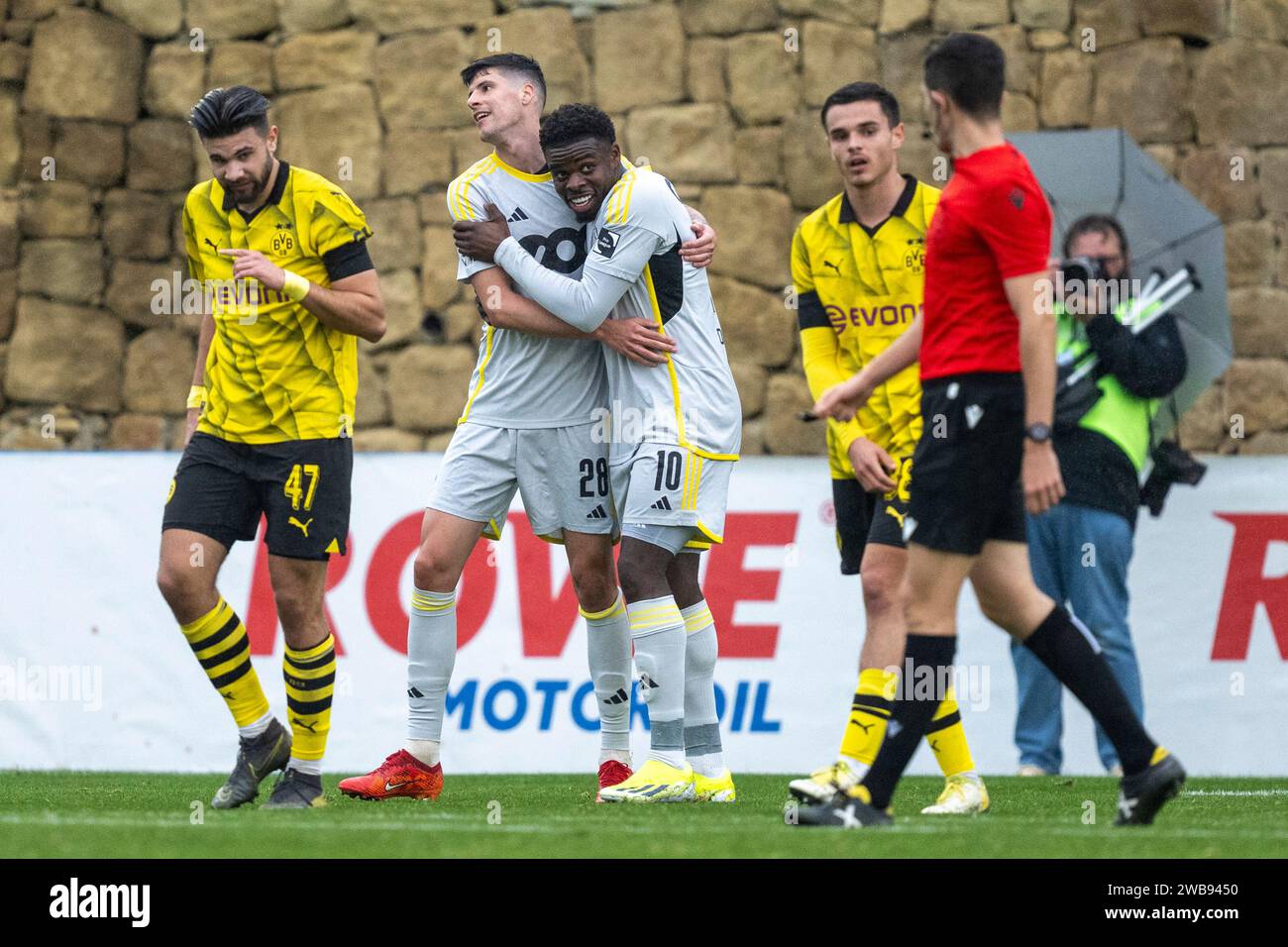 Marbella, Spagna. 9 gennaio 2024. Calcio: Test match, Borussia Dortmund - Standard Lüttich: Stipe Perica di Lüttich (2° da sinistra) e Noah Ohio di Lüttich (3° da sinistra) applaudono dopo il gol 2:3. Credito: David Inderlied/dpa/Alamy Live News Foto Stock