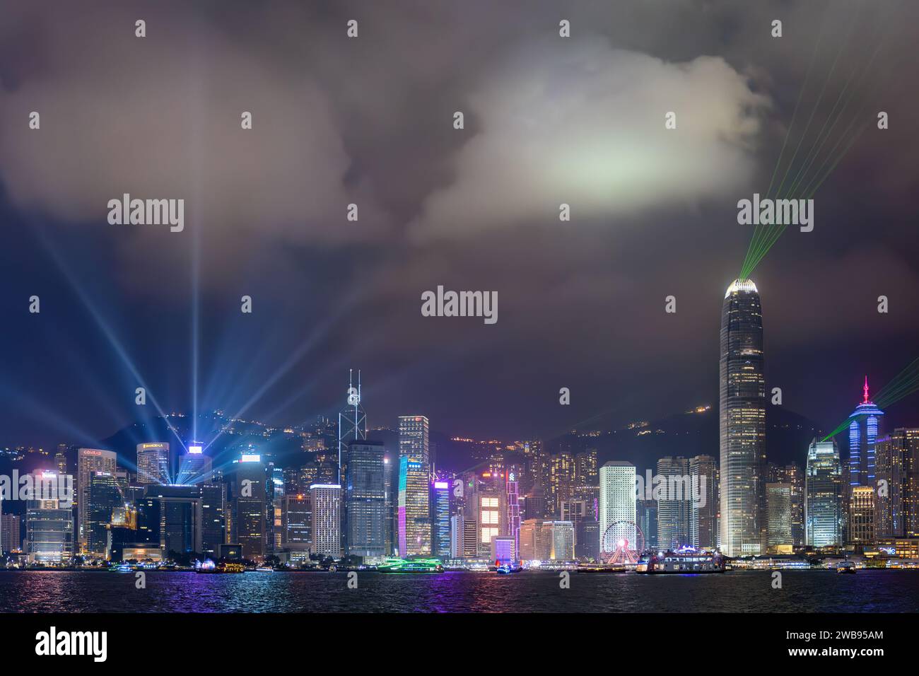 Una Symphony of Lights, spettacolo laser a Hong Kong di notte Foto Stock