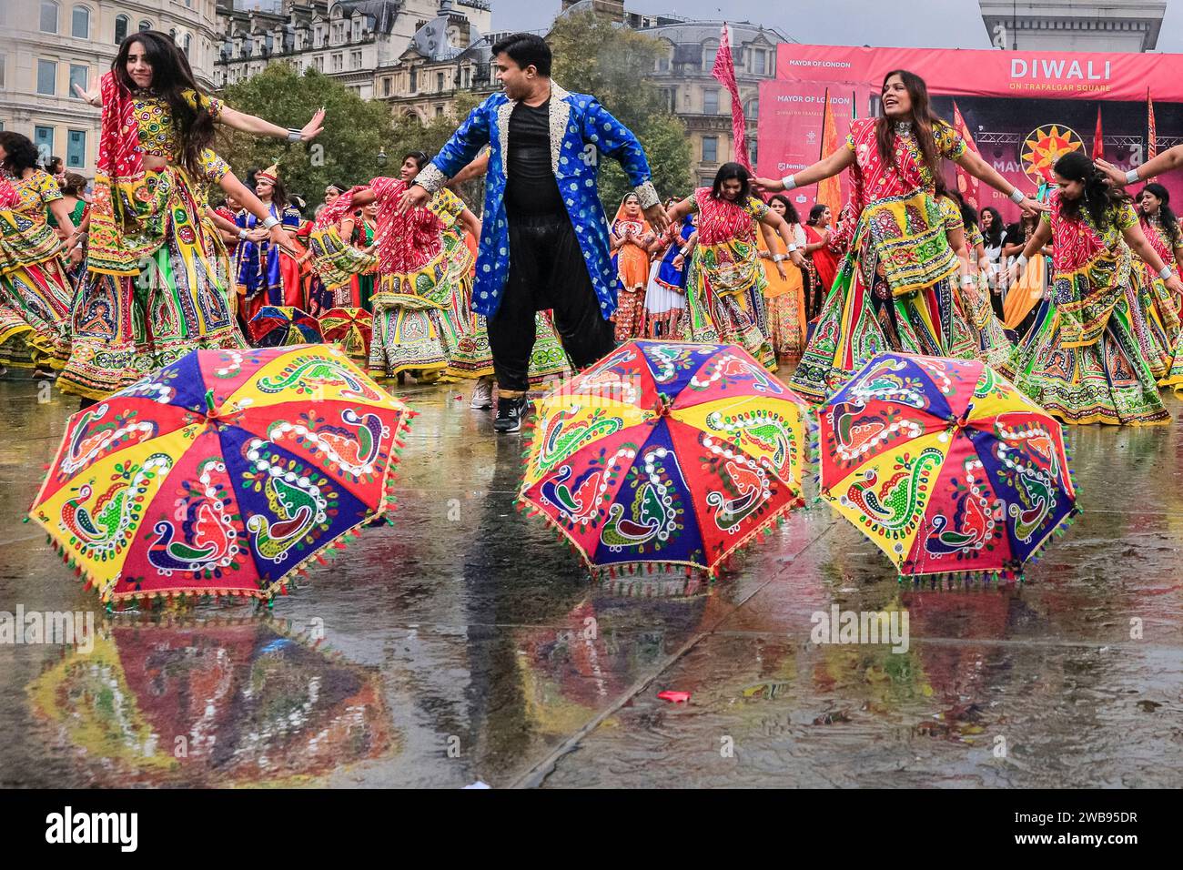 Artisti di un gruppo di danza Gujarati, Diwali Festival a Trafalgar Square per celebrare il Capodanno indù, Londra, Regno Unito Foto Stock