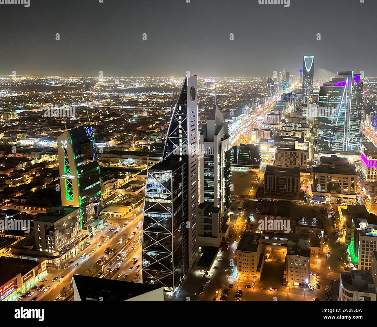 Una vista aerea della città di Dubai di notte, illuminata dalle luci luminose dei grattacieli Foto Stock