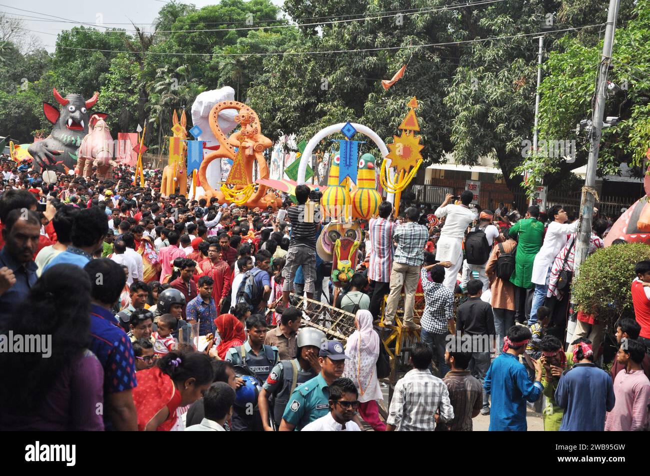 Persone che festeggiano in una sfilata colorata per le strade come parte delle celebrazioni di Capodanno. Shahbag, Dhaka. Bangladesh. Foto Stock