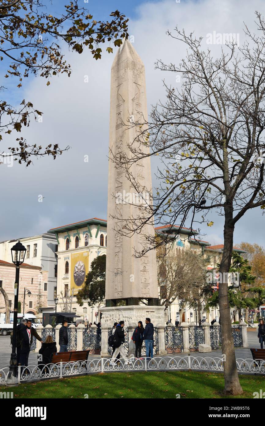 Istanbul, Turchia - 11 dicembre 2023: L'Obelisco di Teodosio è l'antico obelisco egizio del faraone Thutmose III nell'Ippodromo di Costanti Foto Stock