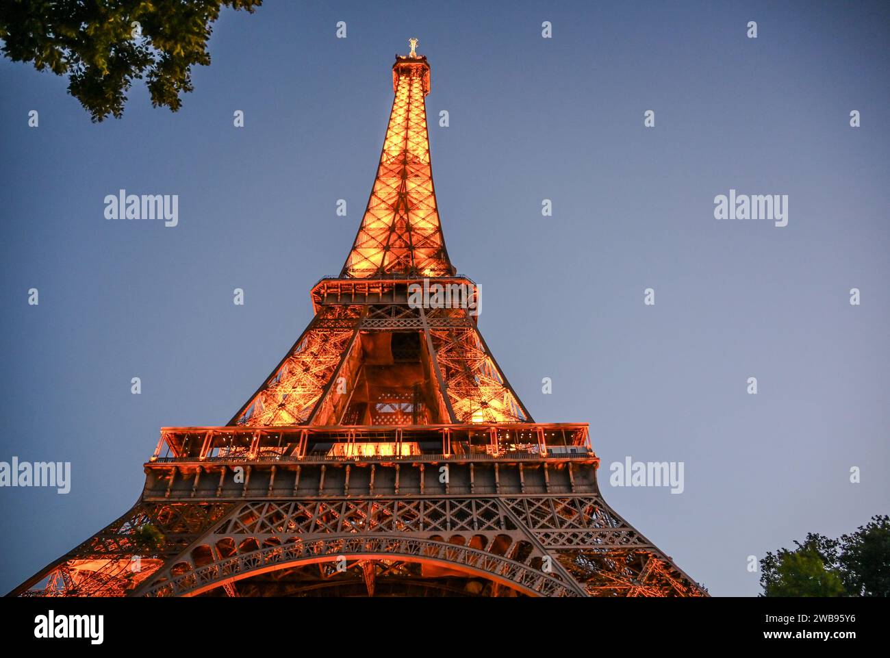 Parigi, Francia, 1 luglio 2022. Immagine iconica della Torre Eiffel all'ora blu. Angolo di scatto ridotto con obiettivo grandangolare. Punti di interesse e Travel des Foto Stock