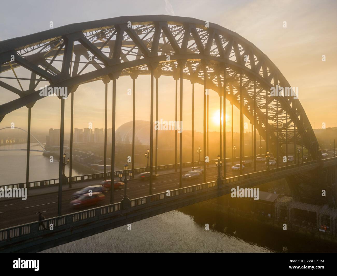 Il sole di Foggy sorge dietro il Tyne Bridge e il Sage Centre, girato da un drone Foto Stock