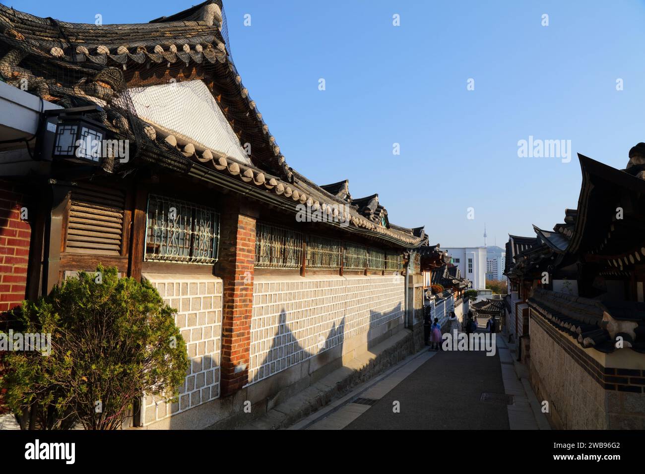 Bukchon Hanok Village a Seoul, Corea del Sud. Via della città vecchia. Foto Stock
