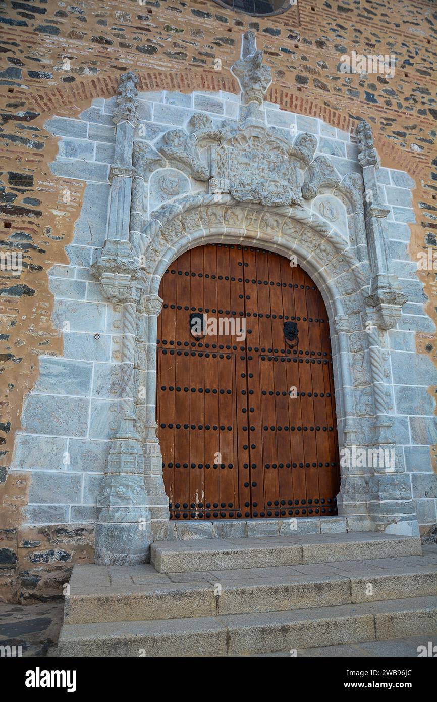 La porta in legno della chiesa di Almonaster la Real Foto Stock