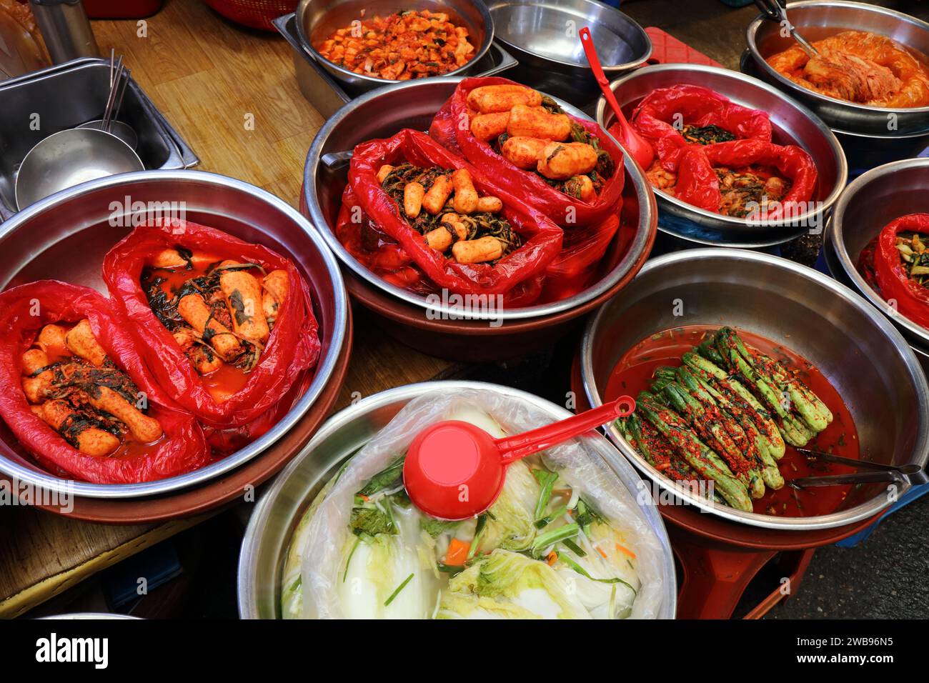 Varietà di kimchi - cibo coreano al tradizionale mercato di Gwangjang nel quartiere Jongno di Seoul, Corea del Sud. Foto Stock