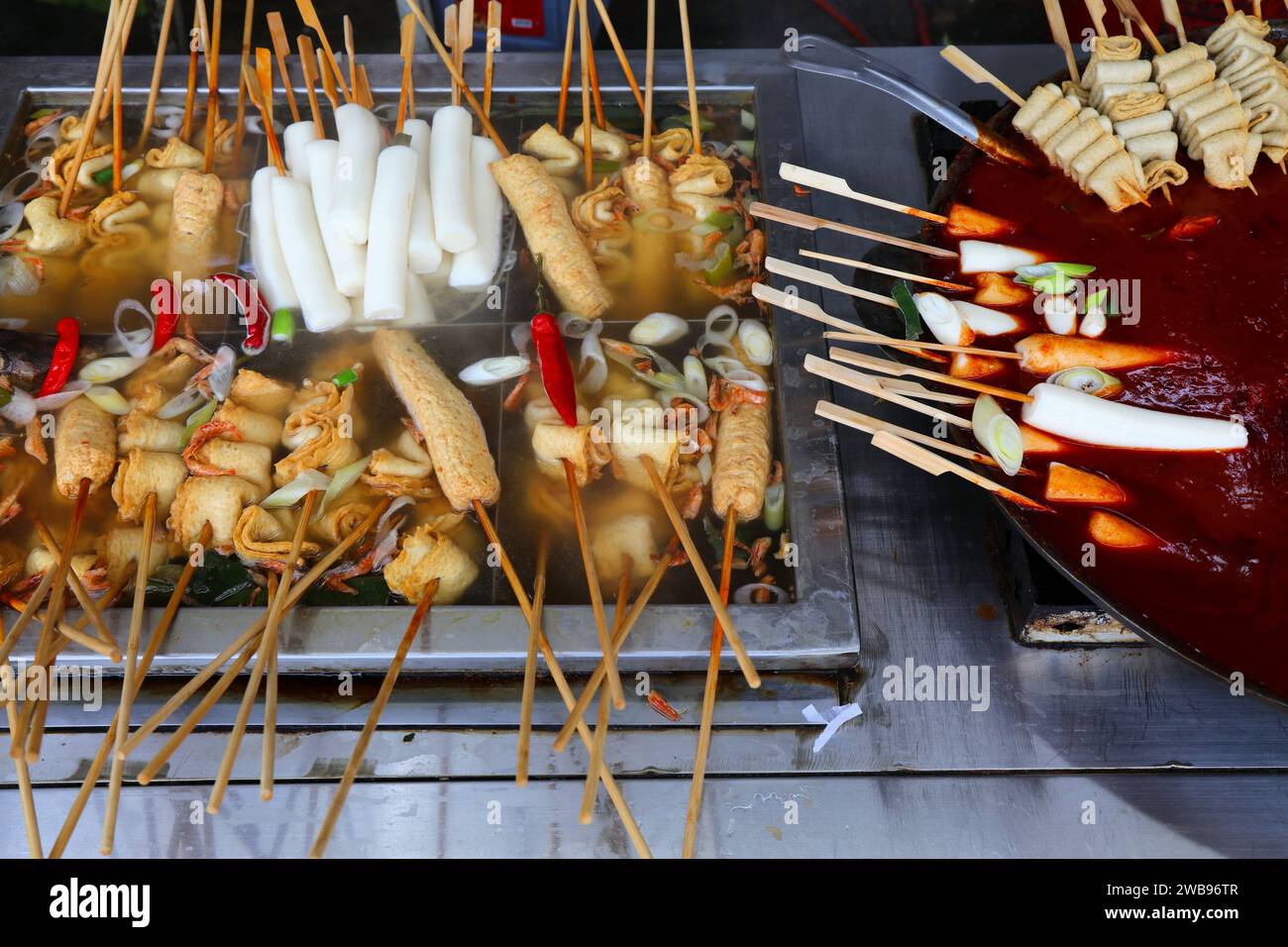 Torta di pesce oden, Street food a Busan, Corea del Sud. Cibo coreano. Foto Stock