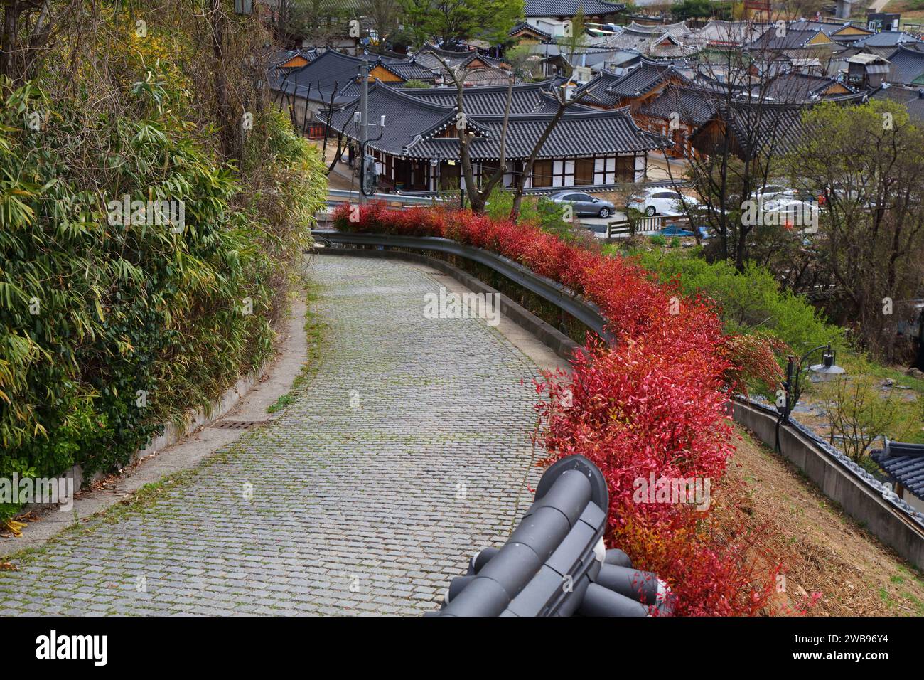 Paesaggio urbano del villaggio di Jeonju Hanok in Corea del Sud. Quartiere di tradizionale architettura coreana in legno con strada lastricata in pietra. Foto Stock