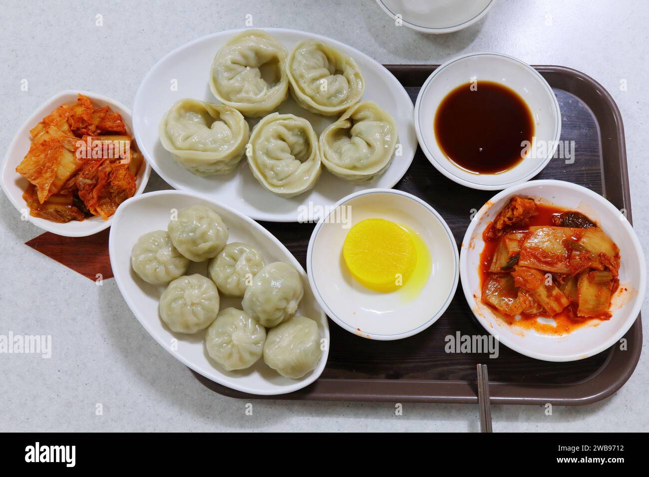 Pranzo di gnocchi coreani in un ristorante locale a Jeonju, Corea del Sud. Cibo coreano. Jjin-mandu (gnocchi al vapore) e Mul-mandu (gnocchi bolliti). Foto Stock
