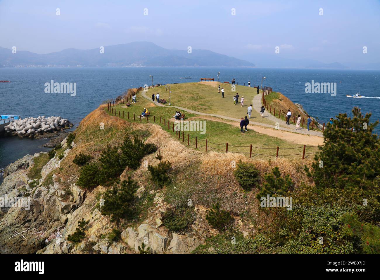 GEOJE, COREA DEL SUD - 1° APRILE 2023: I turisti visitano i punti panoramici di Windy Hill, attrazione turistica nell'isola di Geoje nella regione di Gyeongsangnam-do nel Ko meridionale Foto Stock