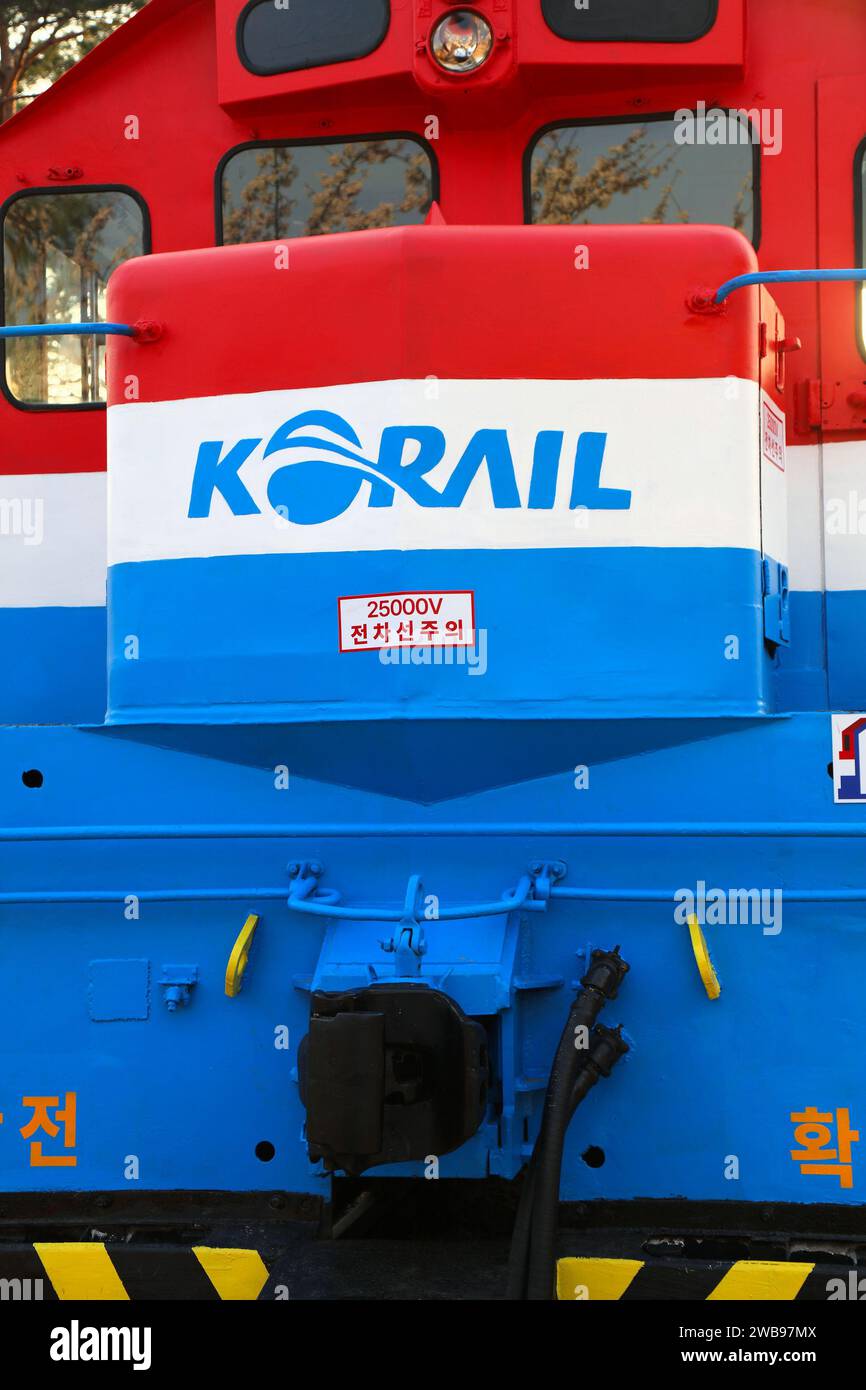 JINHAE, COREA DEL SUD - 28 MARZO 2023: Locomotiva di Korail, Korea Railroad Corporation. È l'operatore ferroviario nazionale della Corea del Sud. Foto Stock