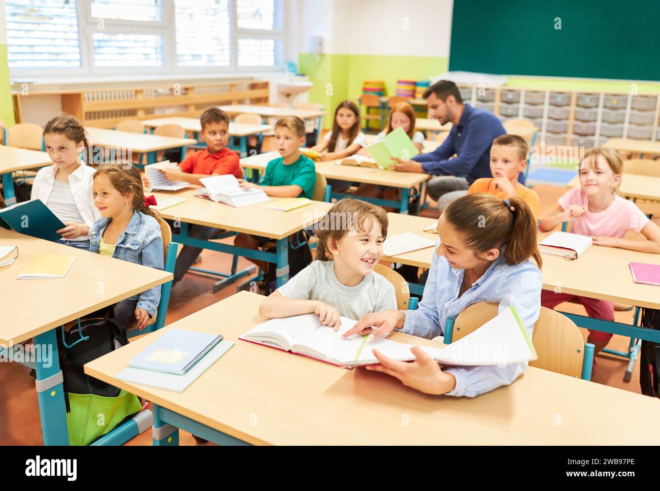 Insegnante e studentessa che si divertono mentre studiano in classe Foto Stock