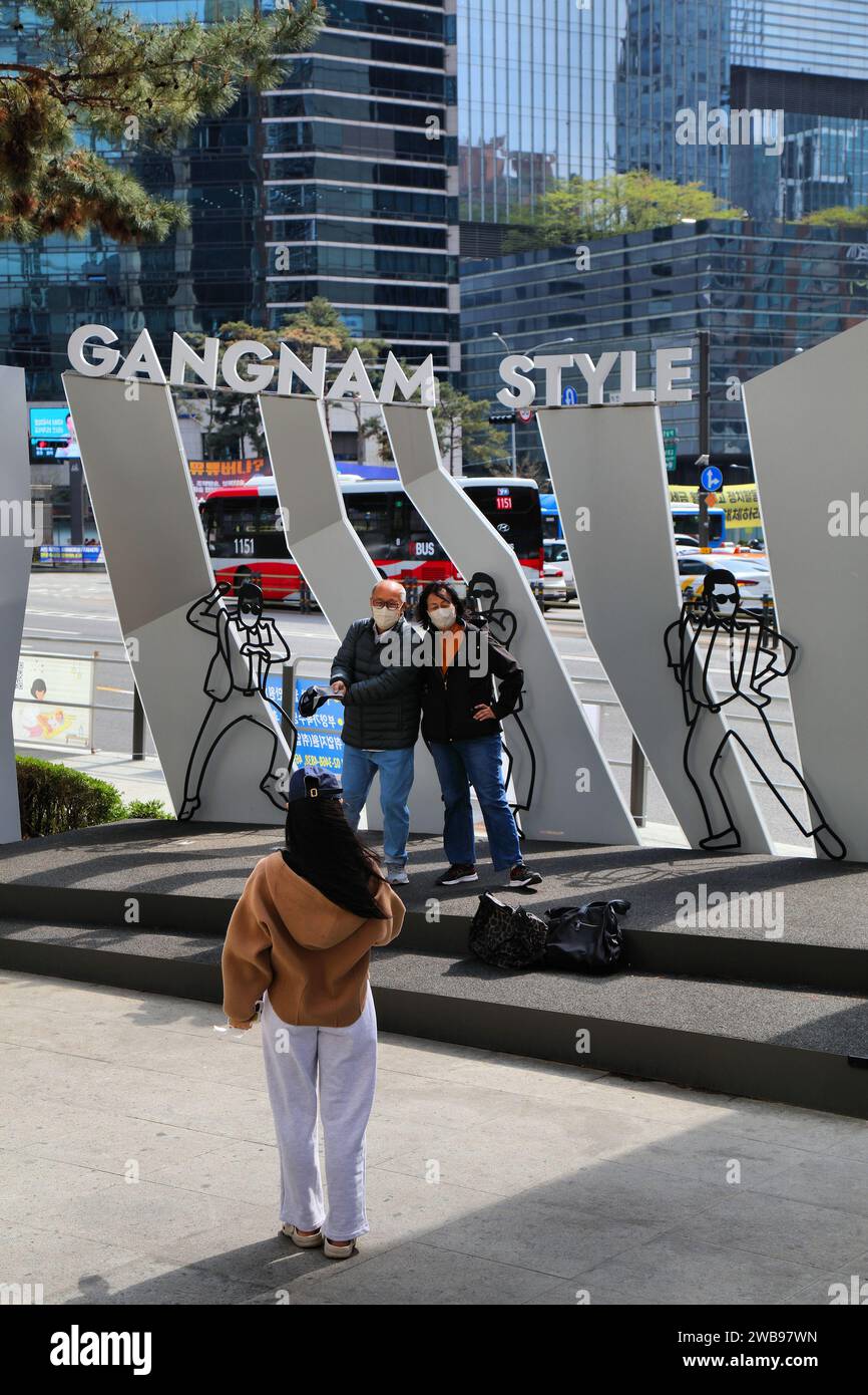 SEUL, COREA DEL SUD - 7 APRILE 2023: I turisti scattano foto all'attrazione turistica della zona fotografica Gangnam Style nel quartiere Gangnam di Seoul. Foto Stock