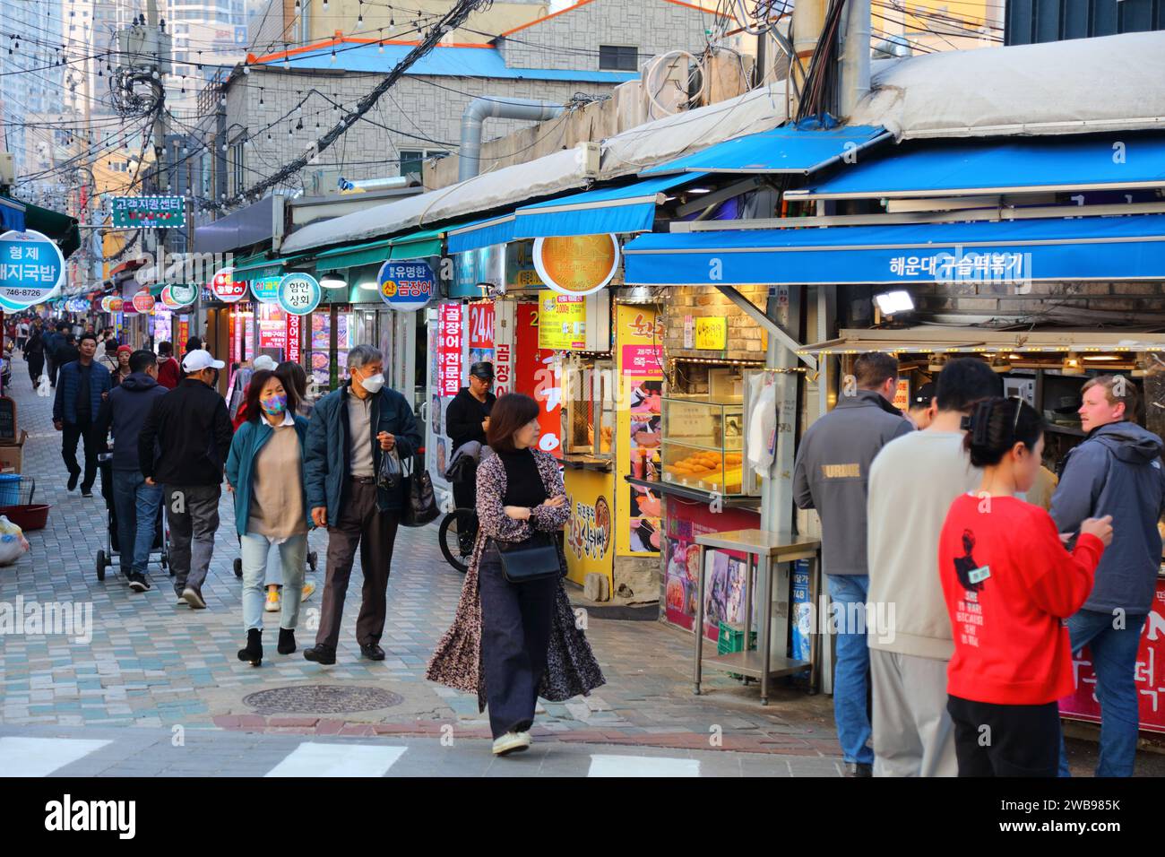 BUSAN, COREA DEL SUD - 29 MARZO 2023: La gente visita il mercato tradizionale di Haeundae nel distretto di Haeundae a Busan, Corea del Sud. Foto Stock