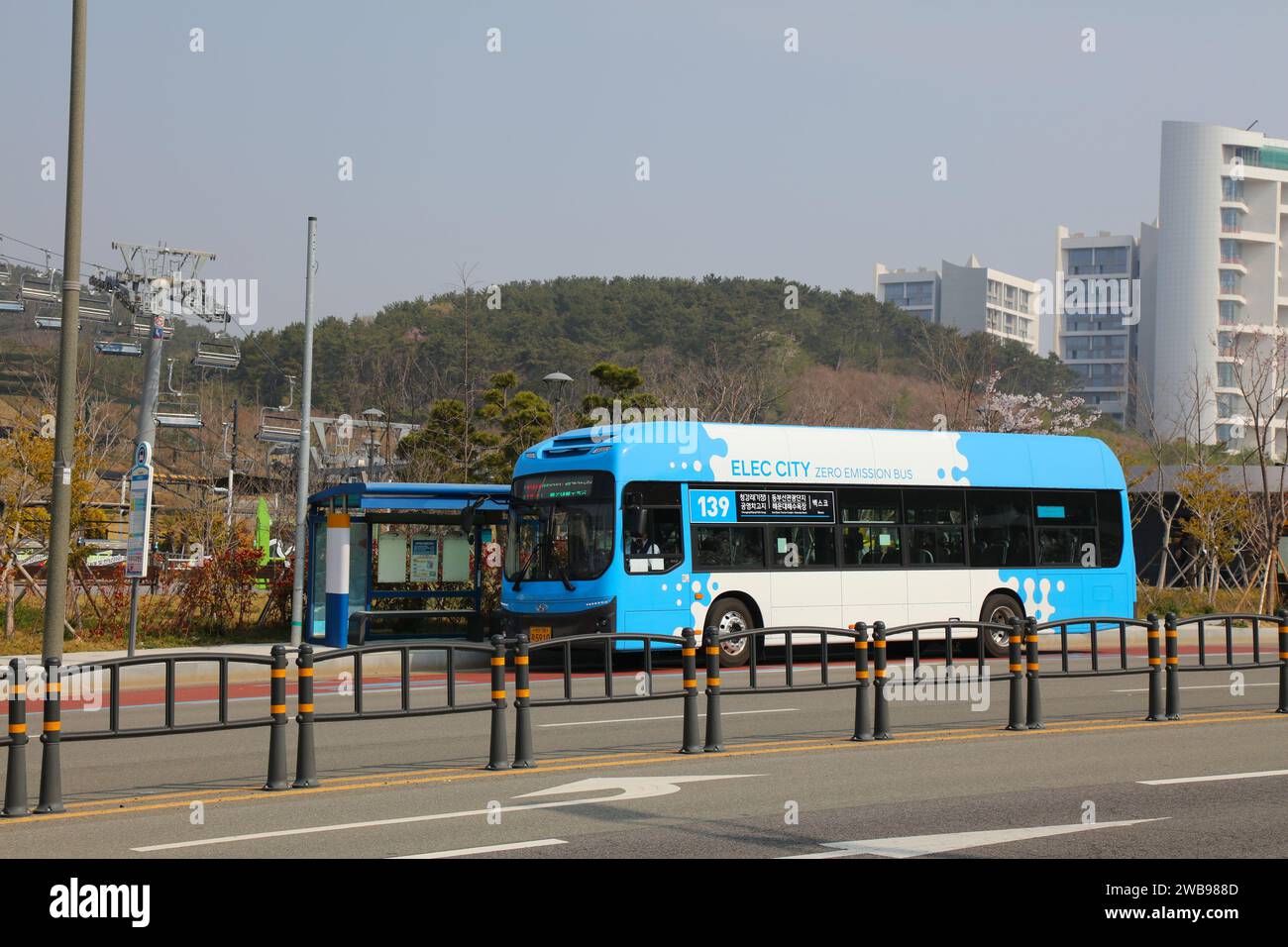 BUSAN, COREA DEL SUD - 29 MARZO 2023: Autobus urbano elettrico a zero emissioni nel quartiere Dongbusan di Busan. Foto Stock
